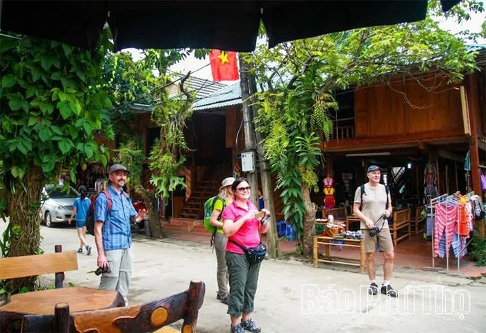 Bản Lác là điểm sáng về du lịch cộng đồng, thu hút đông đảo du khách quốc tế nhờ không gian thanh bình và bản sắc văn hóa độc đáo.