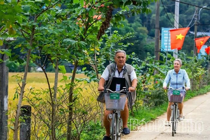 Du khách nước ngoài thảnh thơi đạp xe đi dạo quanh bản Lác.