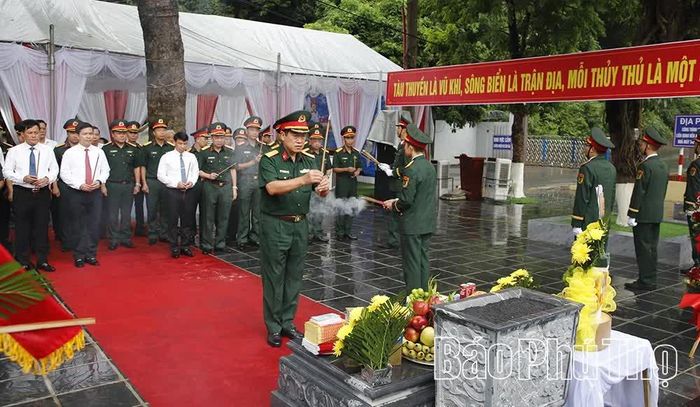 Các đại biểu dâng hương khánh thành văn bia.