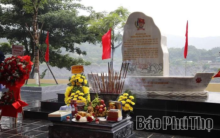 Văn bia được xây dựng tại bến Phương Lâm (cũ) bên dòng sông Đà, là nơi thành lập Tiểu đội Xuồng máy đẩy - tiền thân của Lữ đoàn 649.