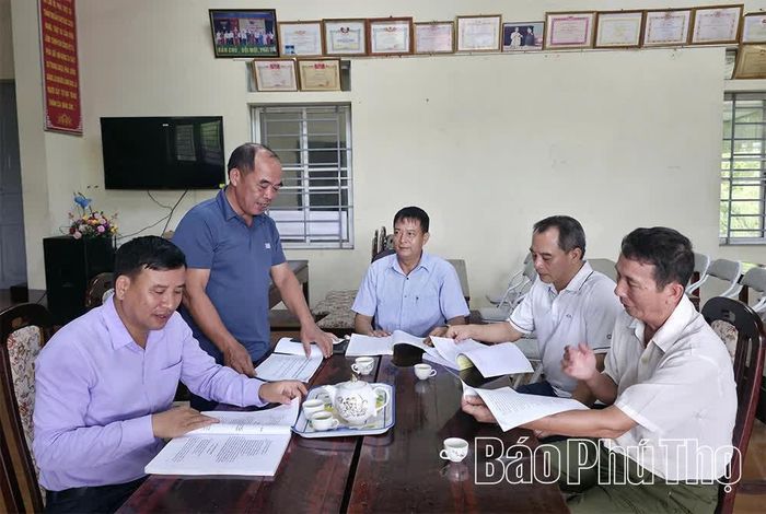 Chi ủy Chi bộ Tổ dân phố Sông Lô họp thảo luận, thống nhất nội dung trước kỳ sinh hoạt chi bộ thường kỳ.