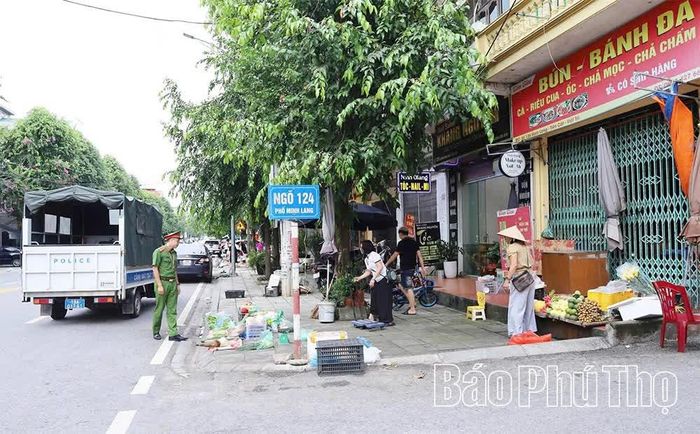 Lực lượng chức năng xử lý các trường hợp lấn chiếm lòng đường, vỉa hè, góp phần lập lại trật tự đô thị, bảo đảm an toàn giao thông.