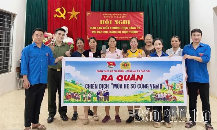 Đoàn Thanh niên xã phối hợp với Công an xã ra quân chiến dịch "Mùa hè số cùng VNeID".
