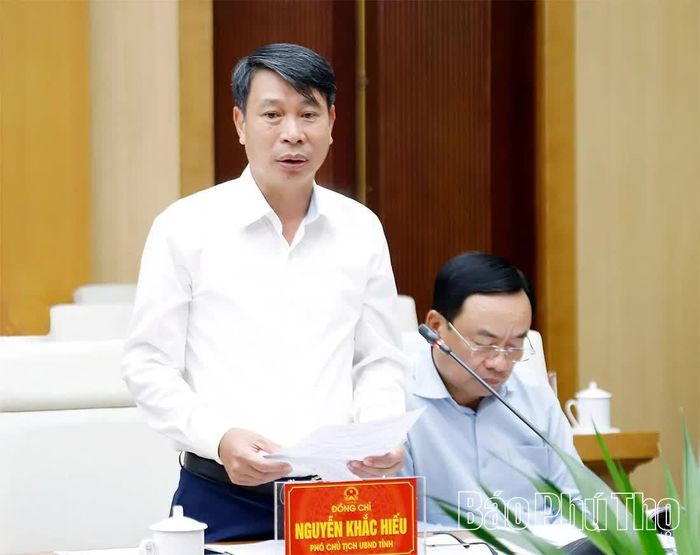 Phó Chủ tịch UBND tỉnh Nguyễn Khắc Hiếu điều hành phần thảo luận tại phiên họp.