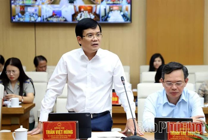 Lãnh đạo các sở, ngành báo cáo tại phiên họp.