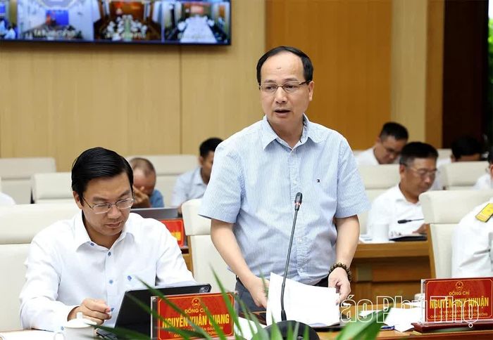 Lãnh đạo các sở, ngành báo cáo tại phiên họp.