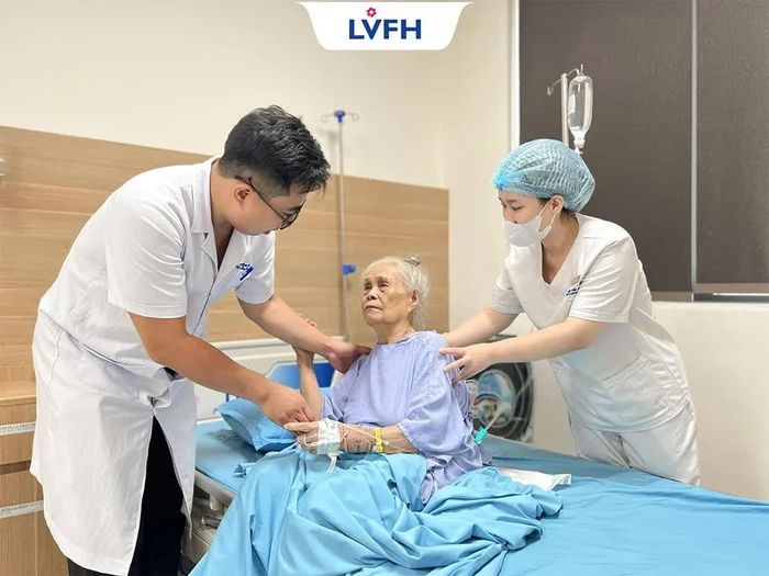 Cụ bà Nguyễn Thị Kén, 89 tuổi, trú tại phường Vĩnh Phúc (Phú Thọ) phục hồi tích cực sau quá trình điều trị.