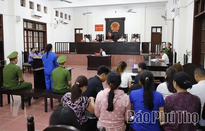 Tham gia phiên tòa xét xử Đinh Thị Lan Hương có hàng chục bị hại.