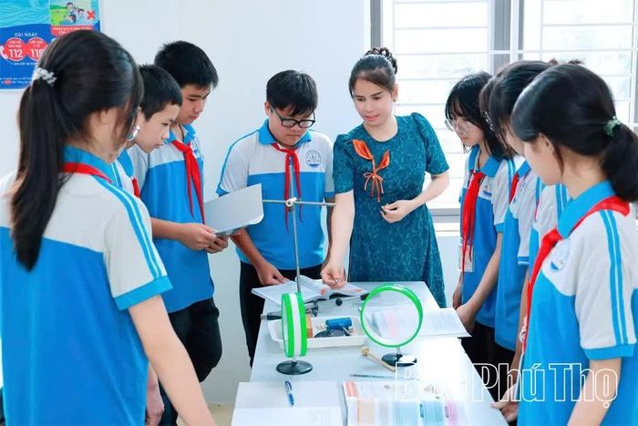 Giáo viên giỏi cấp tỉnh Trần Thị Hiền - Chủ nhiệm lớp 9A3 hướng dẫn học sinh trong giờ học.