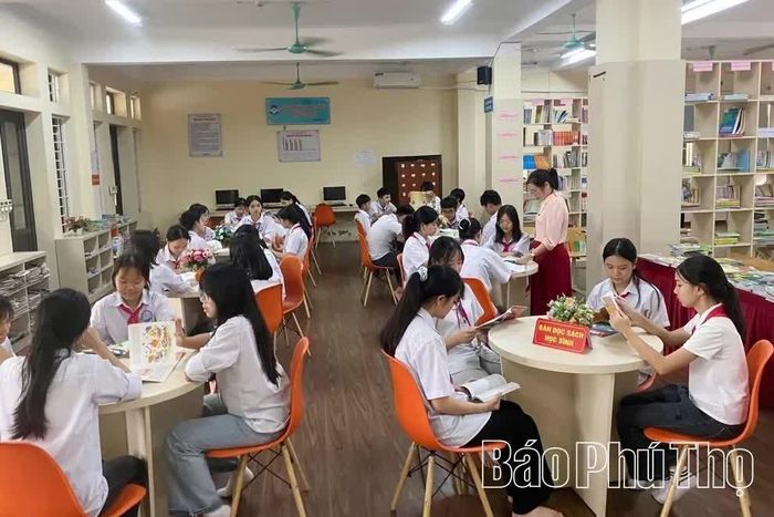 Thư viện nhà trường khang trang với gần 10.000 đầu sách tham khảo giúp học sinh tìm hiểu, bổ sung kiến thức thuận tiện.