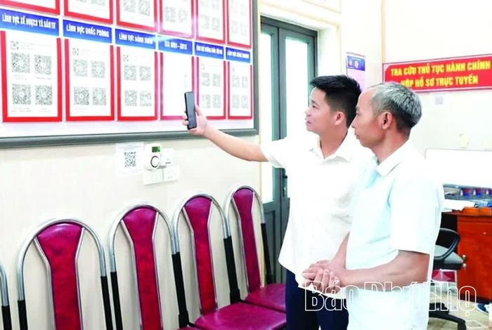 Tra cứu bằng mã QR tại Trung tâm Phục vụ hành chính công xã giúp người dân tiếp cận thông tin nhanh chóng, thuận tiện.
