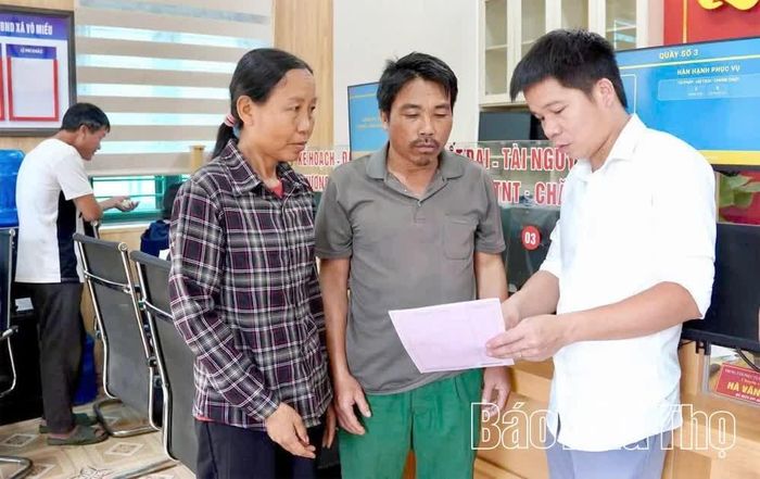 Cán bộ xã Võ Miếu hướng dẫn người dân thực hiện thủ tục hành chính, nâng cao chất lượng phục vụ.
