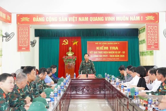 Đồng chí Trung tướng Hà Thọ Bình, Tư lệnh Quân khu 4 chủ trì buổi làm việc - Ảnh: T.P