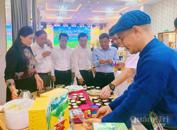 Các đại biểu thưởng thức đặc sản trà Thái Nguyên - Ảnh: T.L