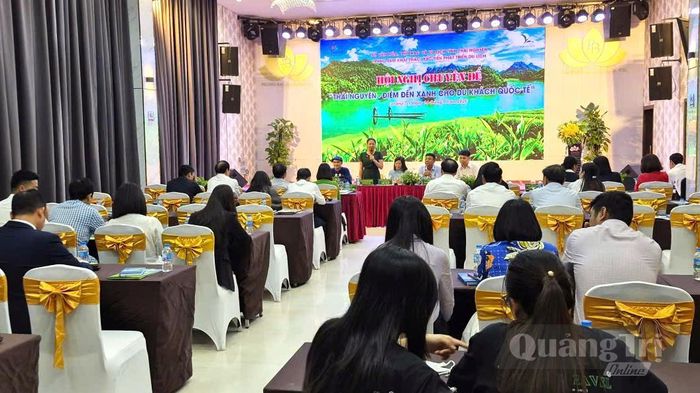 Các doanh nghiệp du lịch, lữ hành hai tỉnh Thái Nguyên và Quảng Trị trao đổi nhu cầu thị trường và khả năng xây dựng các sản phẩm cụ thể nhằm thu hút du khách - Ảnh: T.L