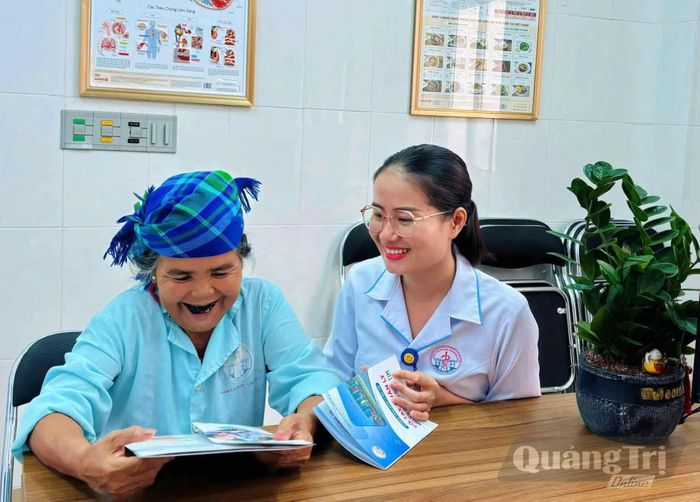 Bệnh nhân trước khi xuất viện được điều dưỡng trong nhóm quản lý suy tim tư vấn kiến thức về bệnh và cách dùng thuốc, chế độ ăn và tái khám, cách phát hiện bất thường sớm - Ảnh: Q.H