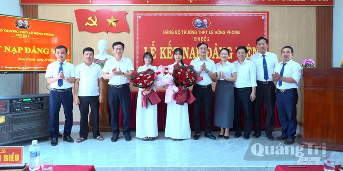  Lễ kết nạp đảng viên tuổi 18 tại Đảng bộ Trường THPT Lê Hồng Phong - Ảnh: Thùy Trang