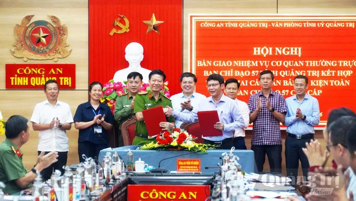Ký kết biên bản bàn giao, tiếp nhận nhiệm vụ Cơ quan Thường trực Ban Chỉ đạo 57 tỉnh - Ảnh: N.M
