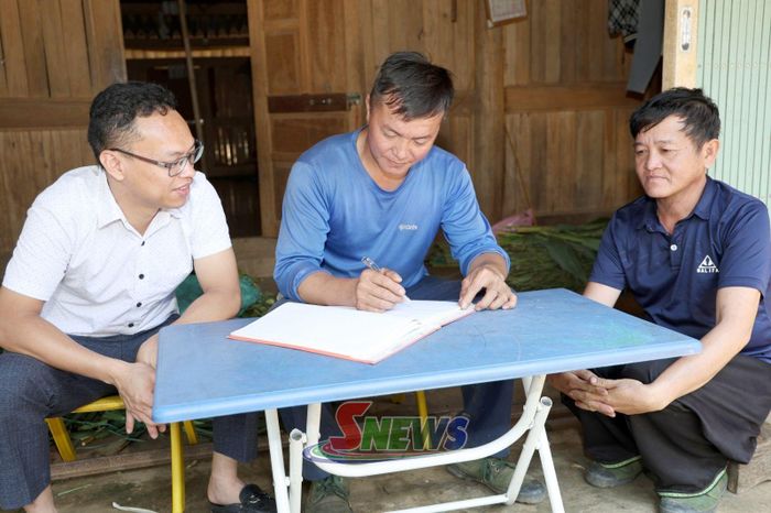 Cán bộ xã phối hợp với Ban quản lý bản rà soát nhu cầu hỗ trợ giống cây cà phê của nhân dân bản Mường Khoa.