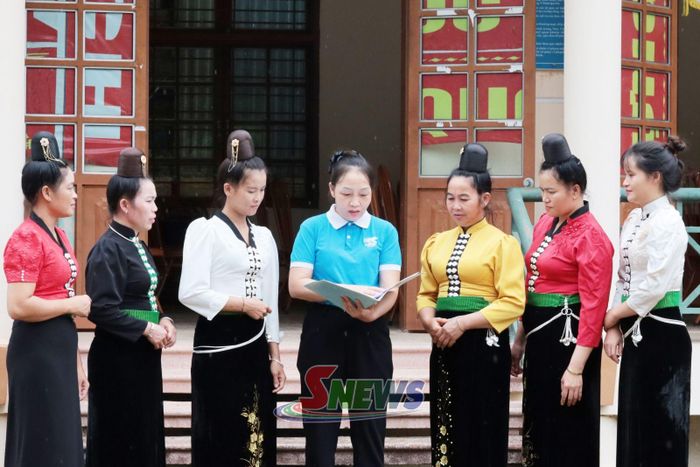 Cán bộ Hội LHPN xã Mường Giôn tuyên tuyền, vận động hội viên xây dựng nông thôn mới.