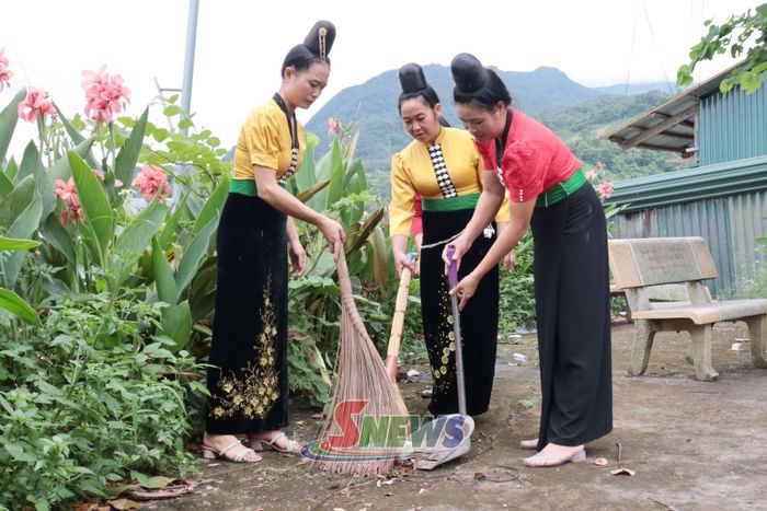 Hội viên Hội LHPN xã Mường Giôn chăm sóc tuyến đường hoa.