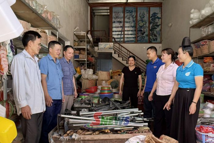 Phòng Giao dịch NHCSXH Sông Mã kiểm tra việc sử dụng vốn vay đối với hộ gia đình bà Trần Thị Băng, bản Mường Nưa, xã Mường Lầm.