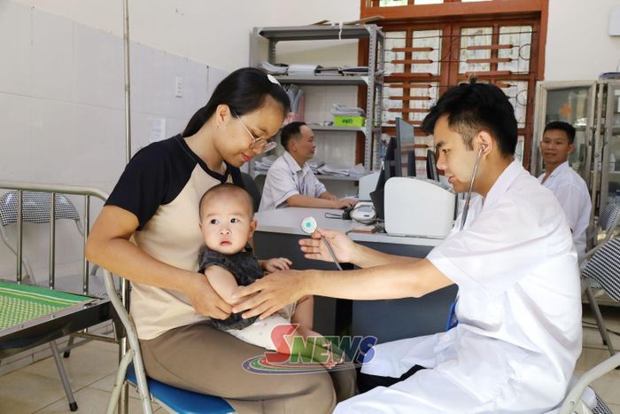 Cán bộ Trạm Y tế xã Chiềng Lao khám cho trẻ sơ sinh.