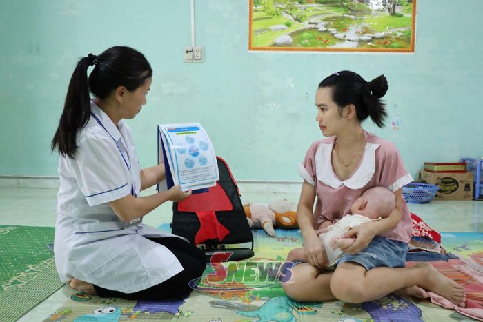 Cán bộ Trạm Y tế xã Chiềng Lao hướng dẫn chăm sóc sức khỏe cho trẻ.
