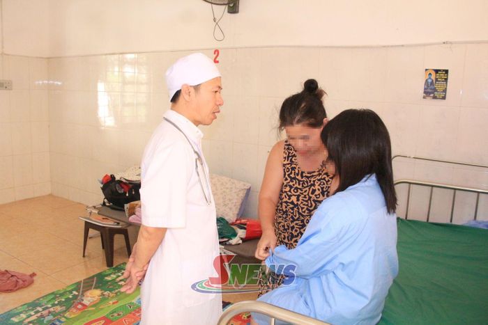 Bác sĩ Bệnh viện Tâm thần tỉnh trò chuyện với bệnh nhân và người nhà bệnh nhân.