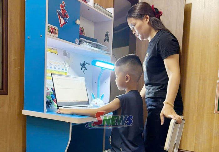 Trẻ sử dụng thiết bị điện tử cần sự giám sát của người lớn.