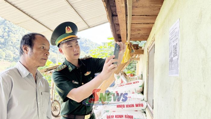 Cán bộ Đồn Biên phòng Phiêng Pằn hướng dẫn người dân sử dụng Hòm thư điện tử ẩn danh.