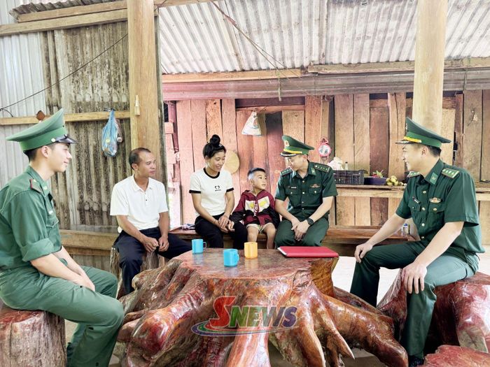 Cán bộ, chiến sĩ Đồn Biên phòng Phiêng Pằn thường xuyên xuống địa bàn tuyên truyền pháp luật cho nhân dân biên giới.