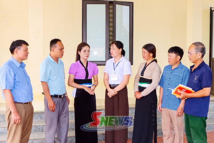 Tuyên tuyền viên bản Tiên Phong, xã Tường Hạ tuyên truyền nhân dân thực hiện chương trình xây dựng nông thôn mới.