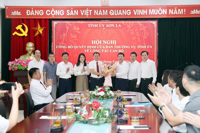 Ban Giám đốc và lãnh đạo các phòng của Sở Giáo dục và Đào tạo tặng hoa chúc mừng đồng chí Nguyễn Chí Chung.