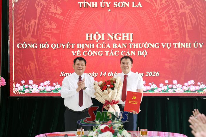 Đồng chí Phó Bí thư Thường trực Tỉnh ủy, Chủ tịch HĐND tỉnh, trao quyết định cho đồng chí Nguyễn Chí Chung.