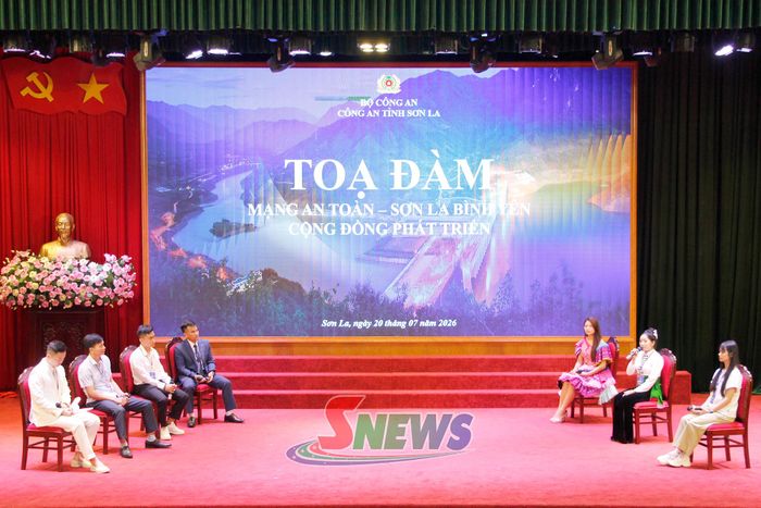 Công an tỉnh Sơn La tổ chức Tọa đàm trao đổi kinh nghiệm đề xuất giải pháp xây dựng môi trường mạng an toàn, lành mạnh. Ảnh: PV