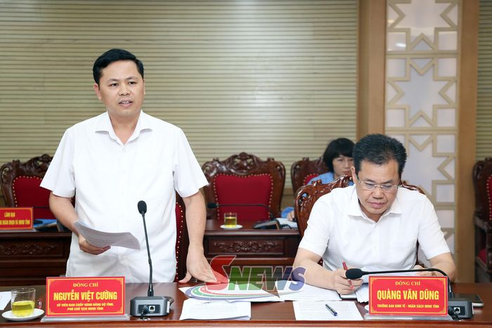 Đồng chí Phó Chủ tịch HĐND tỉnh phát biểu tại phiên họp.
