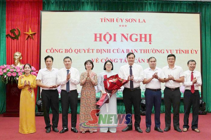 Ban Thường vụ Đảng ủy xã Bắc Yên tặng hoa chúc mừng đồng chí Cầm Thị Hồng Duyên.