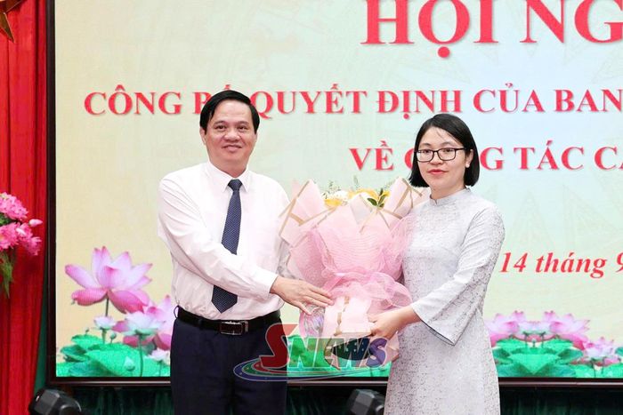 Lãnh đạo Uỷ ban MTTQ Việt Nam tỉnh tặng hoa chúc mừng đồng chí Cầm Thị Hồng Duyên