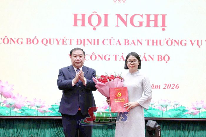 Đồng chí Chá A Của trao quyết định và tặng hoa chúc mừng đồng chí Cầm Thị Hồng Duyên. 