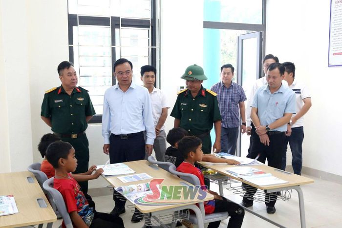 Đồng chí Phó Chủ tịch Thường trực UBND tỉnh kiểm tra tại Trường Phổ thông nội trú TH - THCS Mường Lèo.