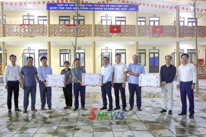 Đồng chí Phó Chủ tịch Thường trực UBND tỉnh tặng quà Trường Phổ thông nội trú TH - THCS Sốp Cộp.