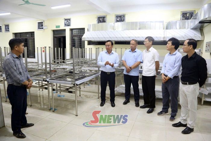 Đồng chí Phó Chủ tịch Thường trực UBND tỉnh kiểm tra khu vực nấu ăn tại Trường Phổ thông nội trú TH - THCS Sốp Cộp.