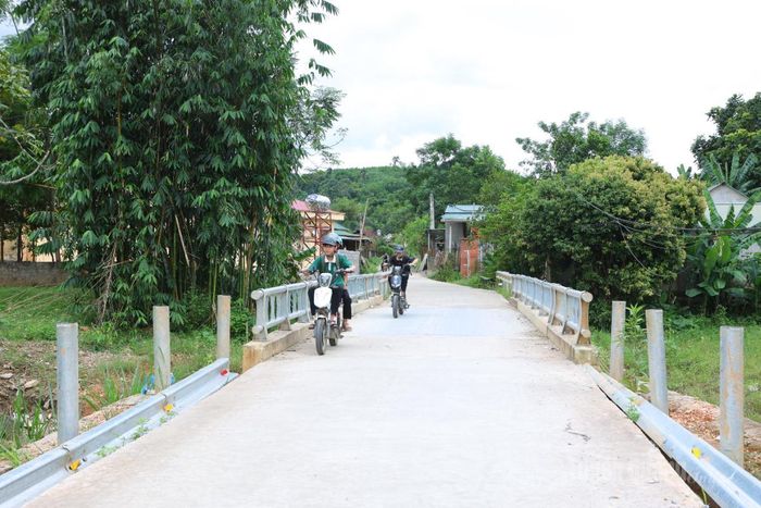 Cầu tràn thôn Bản Cuống, xã Minh Quang hoàn thành, giúp học sinh đi học thuận tiện.