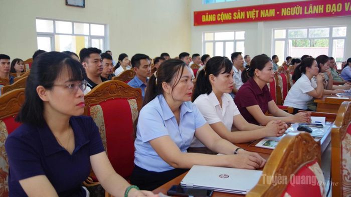 Các học viên dự lớp bồi dưỡng kiến thức quốc phòng, an ninh.
