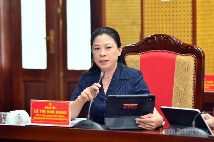 Đồng chí Phó Bí thư Thường trực Tỉnh ủy Lê Thị Kim Dung phát biểu tại cuộc họp.