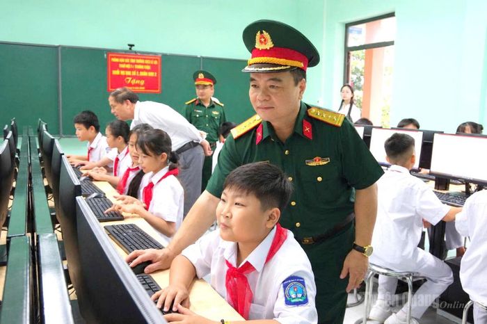 Học sinh Phân hiệu 1 - Phương Thiện trải nghiệm phòng máy tính mới hiện đại, đáp ứng tốt nhu cầu thực hành môn Tin học.