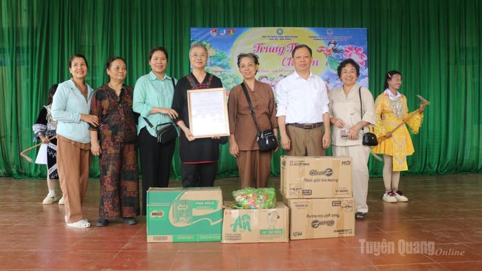 Đoàn trao quà Trung thu cho Trường PT DTBT Tiểu học và THCS Giáp Trung.
