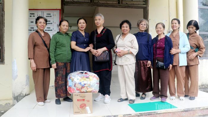 Đoàn trao quà Trung thu cho Trung tâm Công tác xã hội Hà Giang.