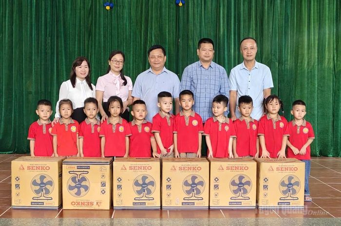 Đại diện Hợp tác xã Nông nghiệp và Dịch vụ Tâm Hương trao tặng quạt cho Trường Mầm non Nà Hang.